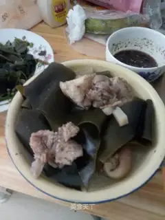 Seaweed pig feet