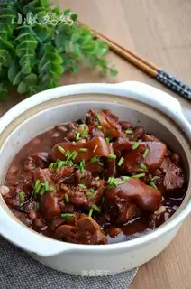 Peanut stew pig hoof