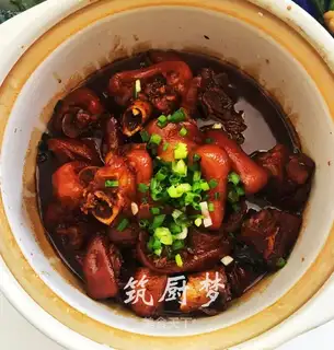 Secret red-burned pig hands