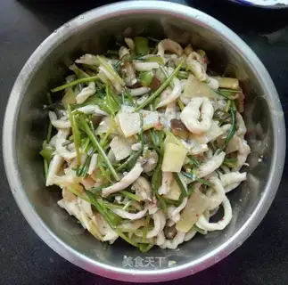 Cream pepper, garlic and potato chips. Noodles