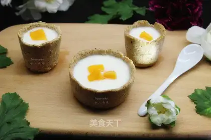 A yogurt cup