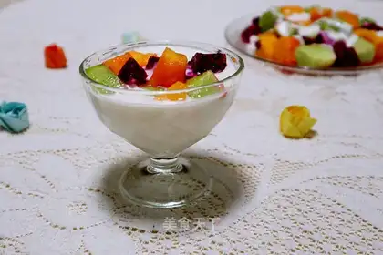 Yogurt fruit cup