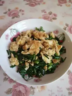 Fried eggs with moss