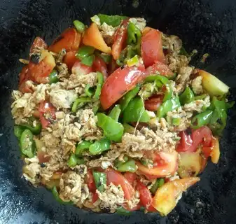Pepper tomato fried eggs