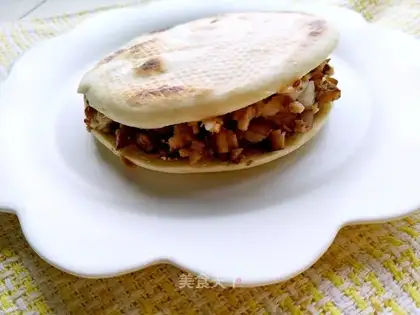 The meat-cracked larvae