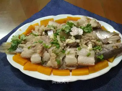 The salted fish steamed with flowers