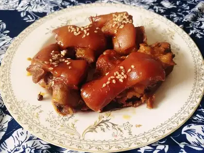 Spicy pig's hand