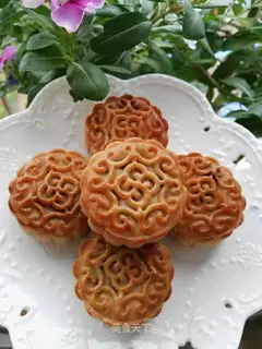 Bean-salm bean mooncake