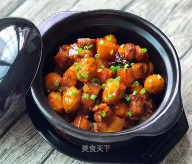 ♪ Tiger-skinned egg and red pork ♪