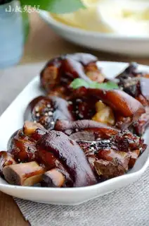 Roasted pig hoof
