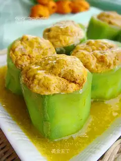 Steamed loofah with crab roe