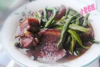 Grilled pork belly with beans