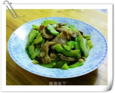 Sauteed pork slices with bitter gourd