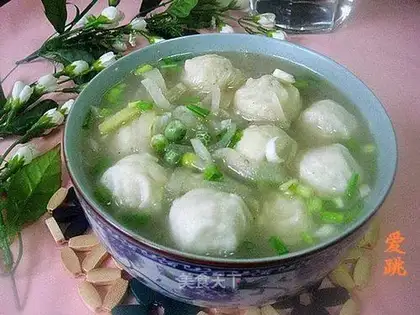 Shredded radish fish ball soup