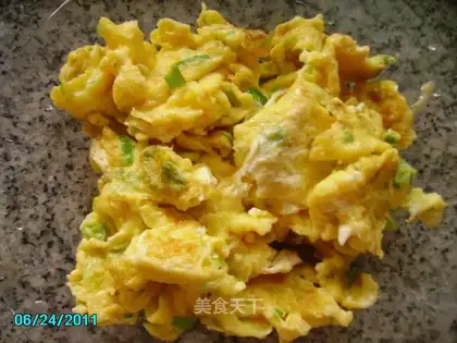 Scrambled eggs with chopped green onion