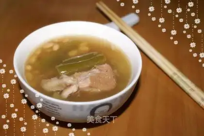 Pork bone soup with cold melon and soybeans