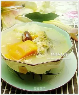 Papaya, tremella and fish tail soup