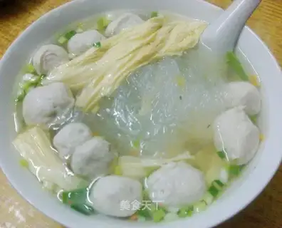 Meatballs, vermicelli and tofu bamboo soup