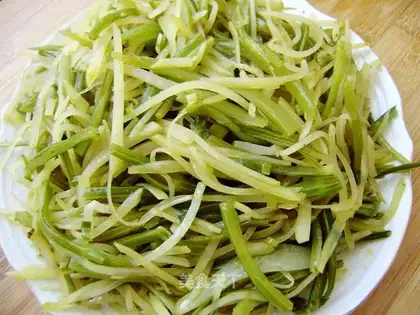 stir-fried potatoes with celery