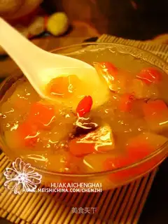 Crystal sugar papaya and tremella soup