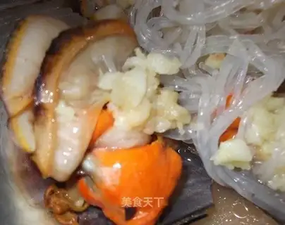 Steamed scallops with garlic