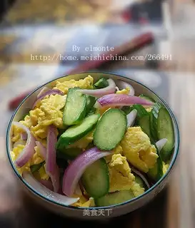 Scrambled eggs with onion and cucumber