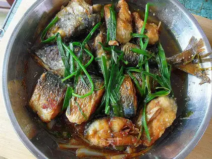 Roasted green fish with green onions