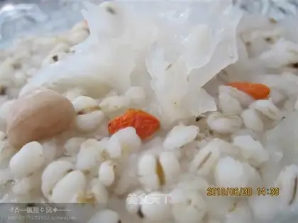 Rock sugar, white fungus and coix rice porridge