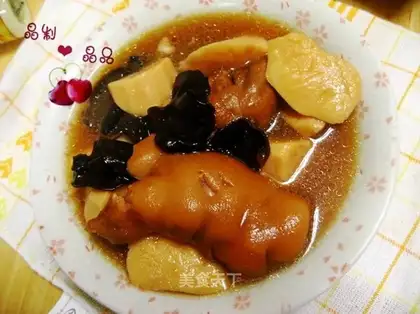 Huaishan pork knuckles stewed