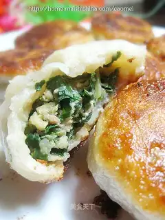 Pan-fried buns with leek and pork stuffing