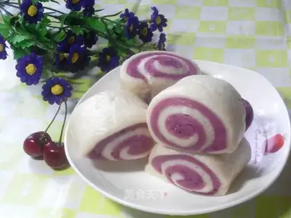 Double-colored small steamed buns
