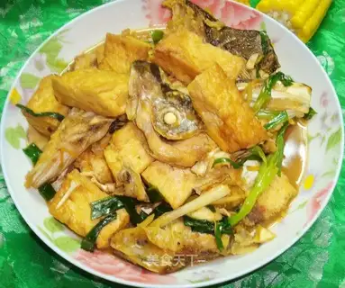 Stewed tofu with fish head