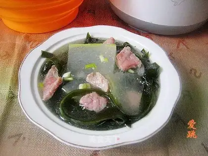 Salty broth with winter melon and seaweed