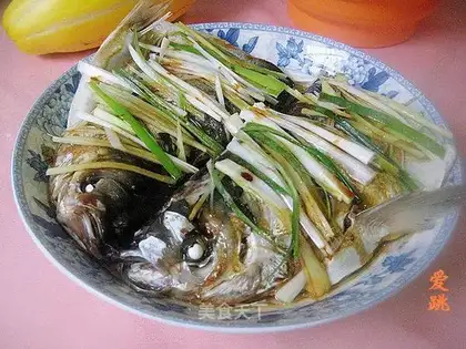Steamed white fish head