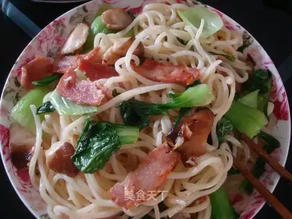 Fried noodles with mushroom and bacon