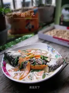 Braised crucian carp with carrot