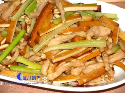 Fried shredded pork with celery and dried bean curd