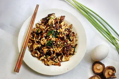 Scrambled eggs with mushrooms