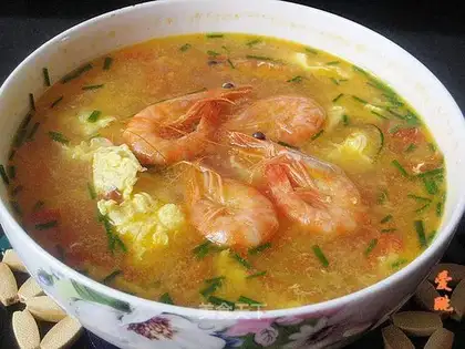 Fresh shrimp and tomato egg soup