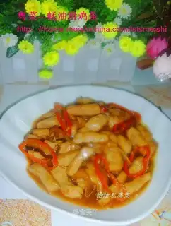 Sliced chicken strips in oyster sauce