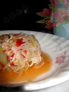 Chop pepper and mix with three shredded silk