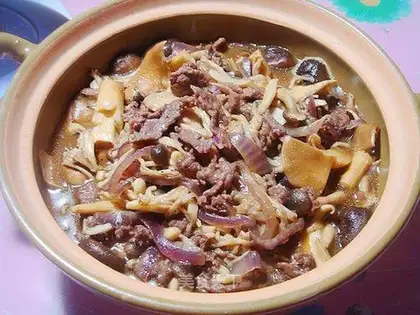 Sauce mushrooms in pot