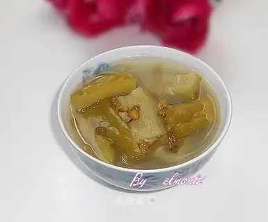 Balsam pear and mung bean soup