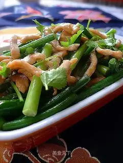 stir-fried chicken fillets with garlic sprouts