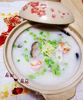 Raw and rolled seafood porridge
