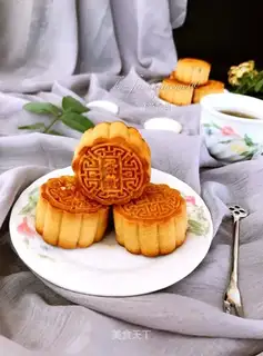 A wide bean saloon moon cake