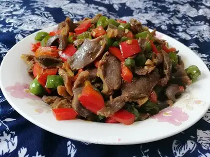 Pyramid spicy duck