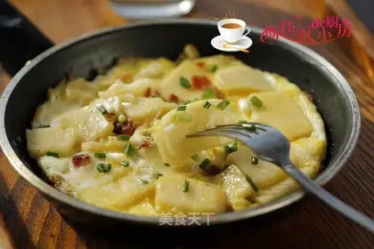 Eggs with sausage cakes