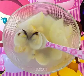 White bouquet melon soup
