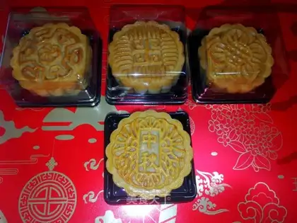 A wide moon cake